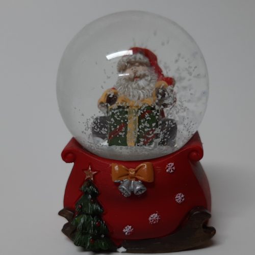 Sneeuwbol cadeauzak op arrenslee en kerstman op groen-rood cadeau