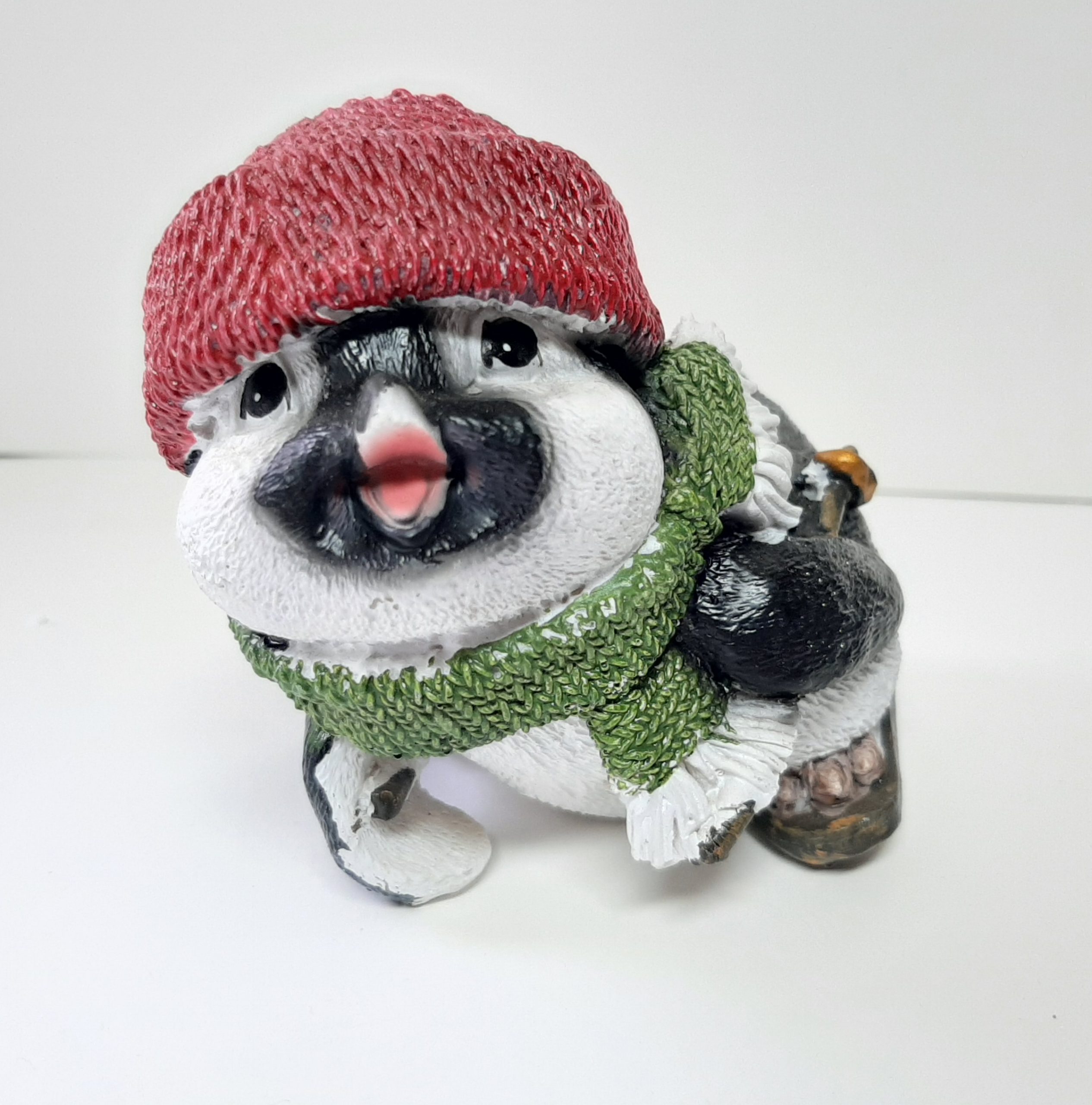 Scarp timer Sociaal Beeldje pinguin op skis met rode muts en groene sjaal voorover