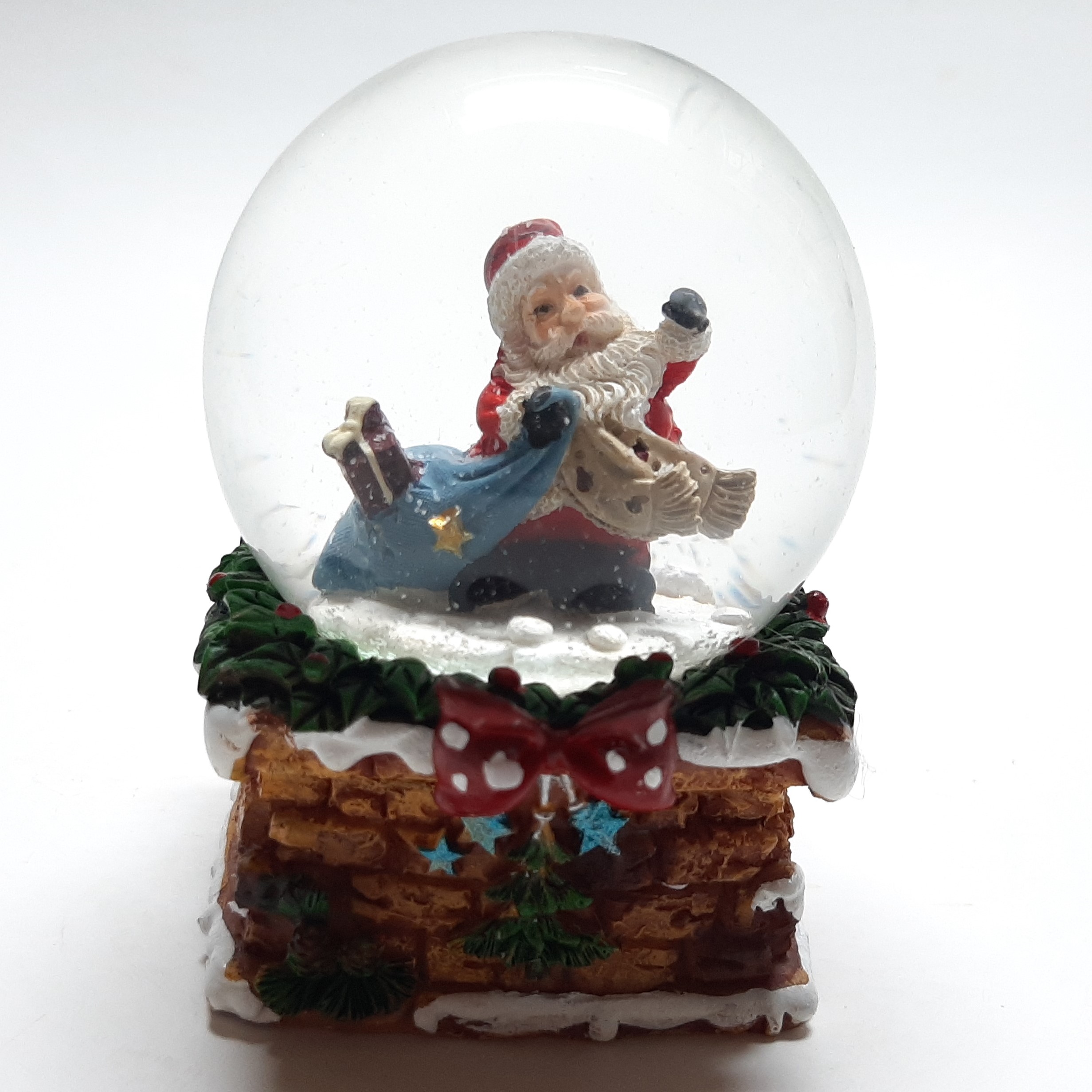 Traditioneel gemakkelijk antenne Sneeuwbol schoorsteen met kerstman met blauwe cadeau zak