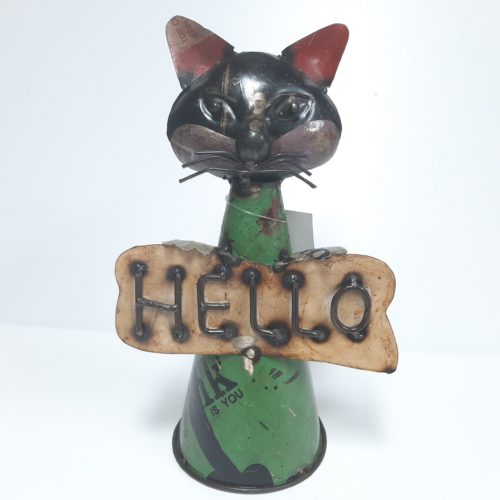 Metalen beeldje kat met welkomstbord Hello van gebruikte oliedrums by Varios