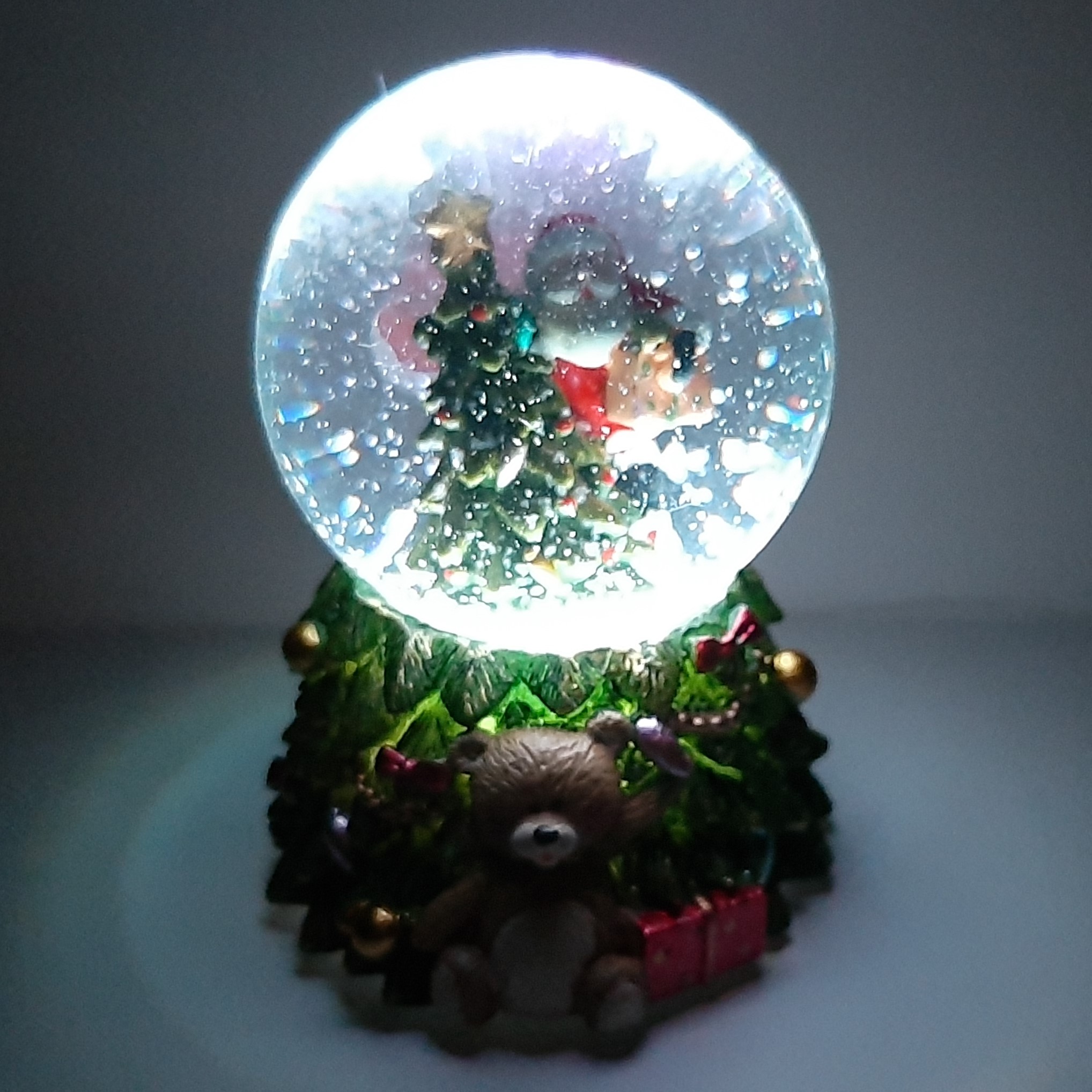 Geen Verkeerd tentoonstelling Sneeuwbol kerstboom met kerstman met led verlichting 8cm hoog