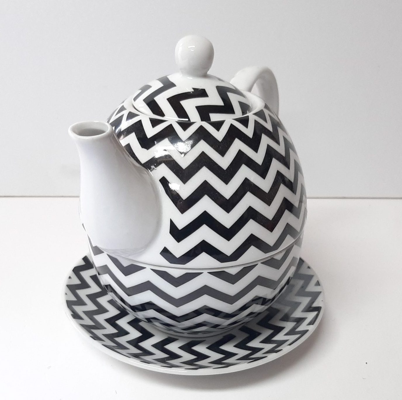 In de genade van verzekering hoesten Mooie theepot set, tea for one, gemaakt van keramiek, wit met zwarte  hoekige retro print
