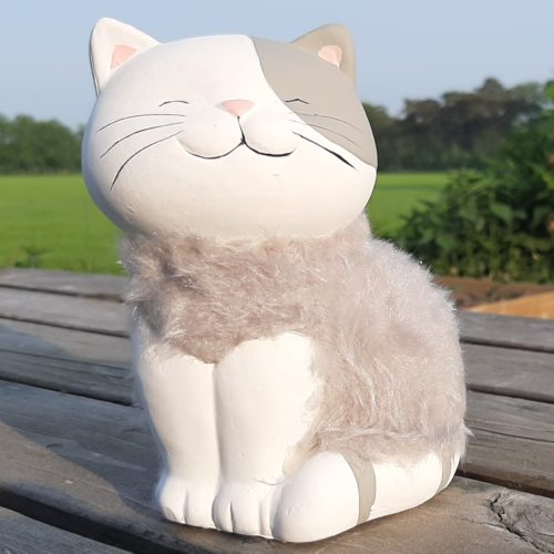 Beeldje kat met gesloten ogen met fluffy vachtje 16cm