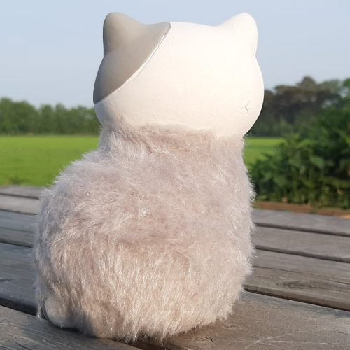 Beeldje kat met gesloten ogen met fluffy vachtje 16cm