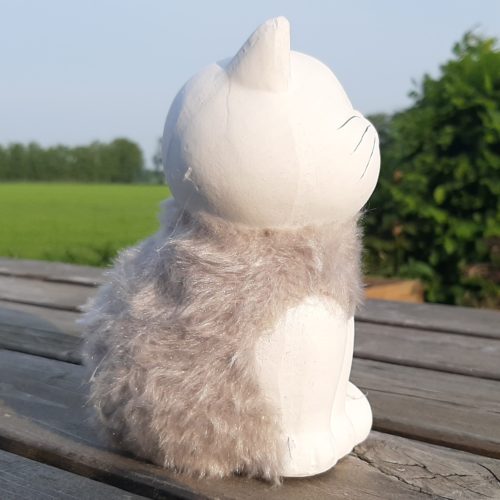 Beeldje kat met gesloten ogen met fluffy vachtje 16cm